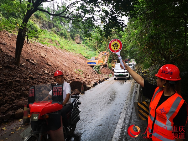 人民网报道:中交一公局三公司紧急抢通国道318线万州段